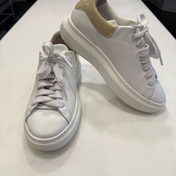 Valentino By Mario Valentino Fresia White Leather Sneaker Women's Sz 8 NEW - Picture 1 of 16